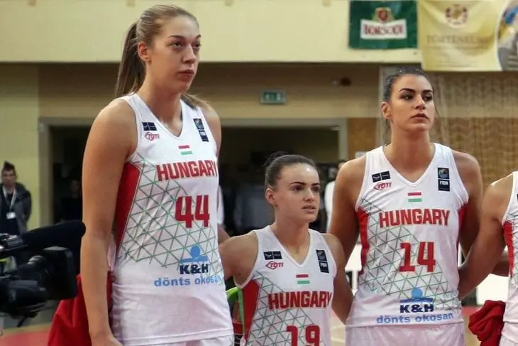 who is the tallest female basketball player
